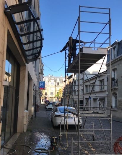 Nettoyage d'une façade en hauteur